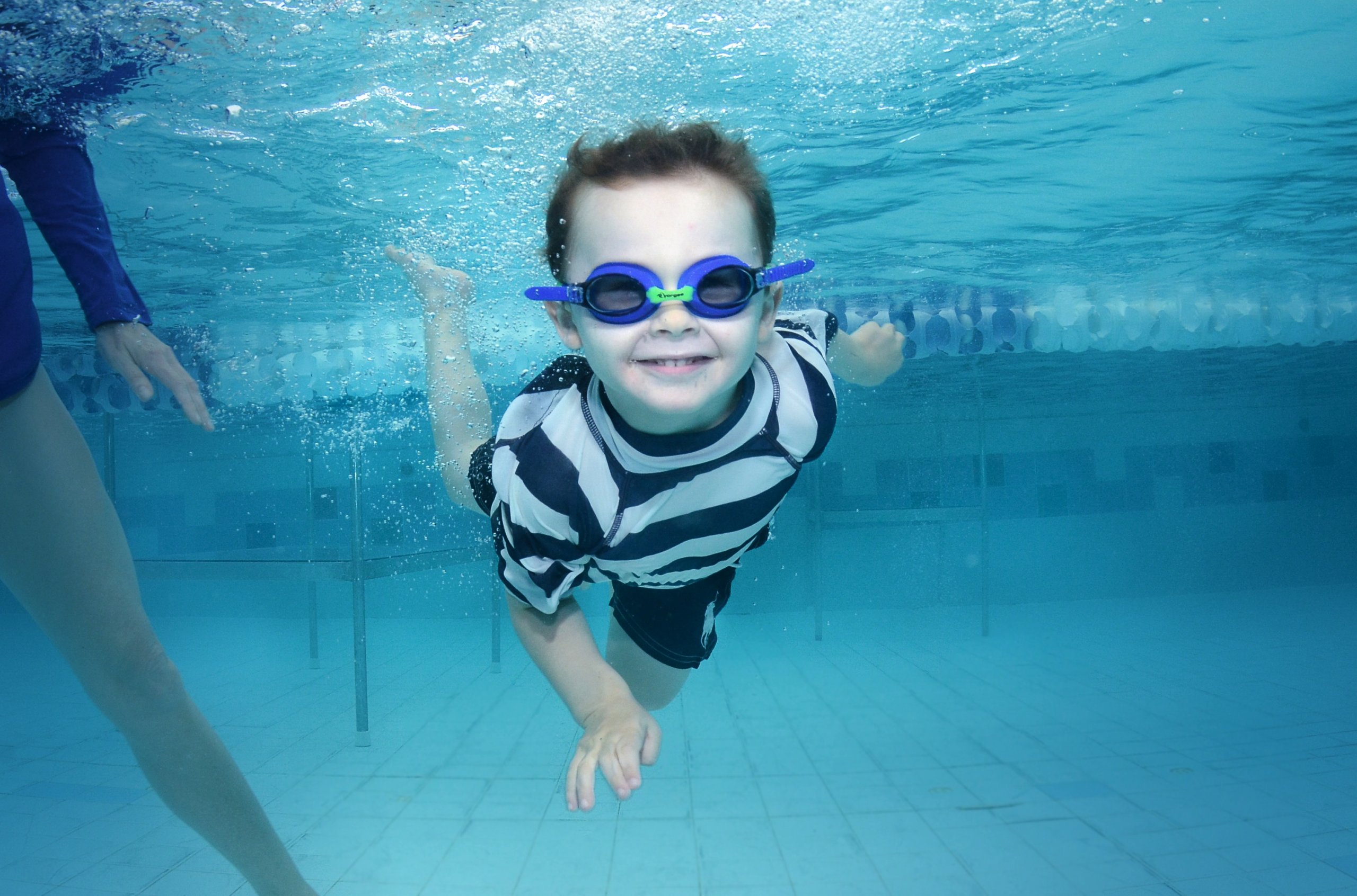 kid-with-swim-goggles